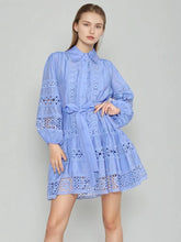 Mini-robe à manches longues ajourée brodée
